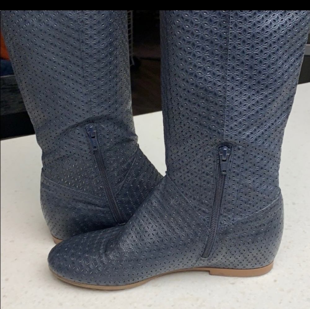 Vegan Leather Beautiful New Blue Boots sz. 9